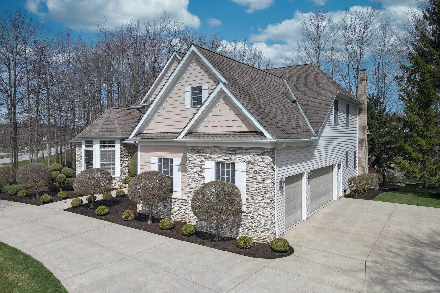 27. Single Family Homes for Sale at Signature of Solon II 37001 Cherrybank Drive Solon, Ohio 44139 United States