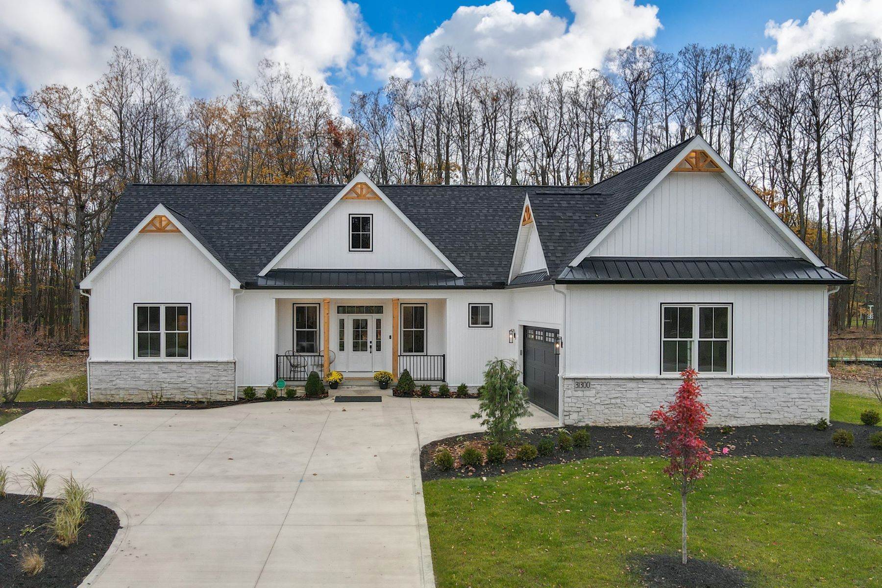 Single Family Homes 为 销售 在 31300 White Road Willoughby Hills, 俄亥俄州 44092 美国