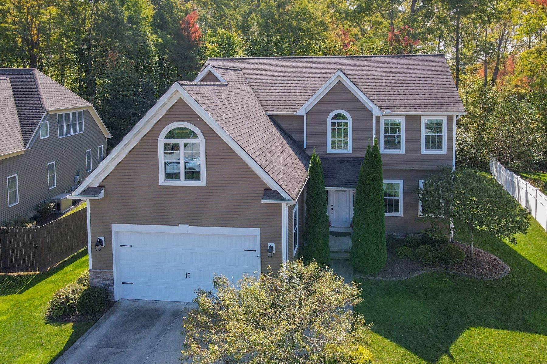Single Family Homes for Sale at 108 Hidden Glen Trail Chardon, Ohio 44024 United States